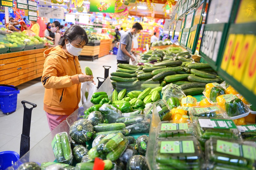 Càng cận Tết siêu thị khuyến mãi càng lớn - Ảnh 1.