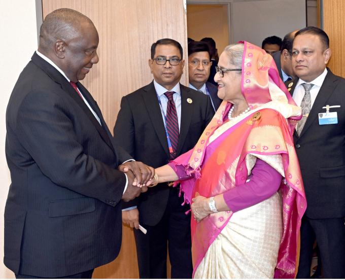 Thủ tướng Bangladesh Sheikh Hasina (phải) và Tổng thống Nam Phi Matamela Cyril Ramaposha. Ảnh: ddnews