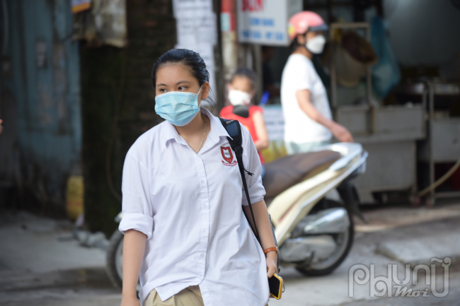 Trước khi vào phòng thi, các em được hướng dẫn đo thân nhiệt và rửa tay sát khuẩn. Đa phần các em đều tuân thủ nghiêm việc đeo khẩu trang.