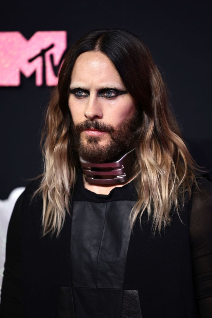 Nam ca sĩ kiêm diễn viên Jared Leto gây bất ngờ với gương mặt được trang điểm kỹ lưỡng