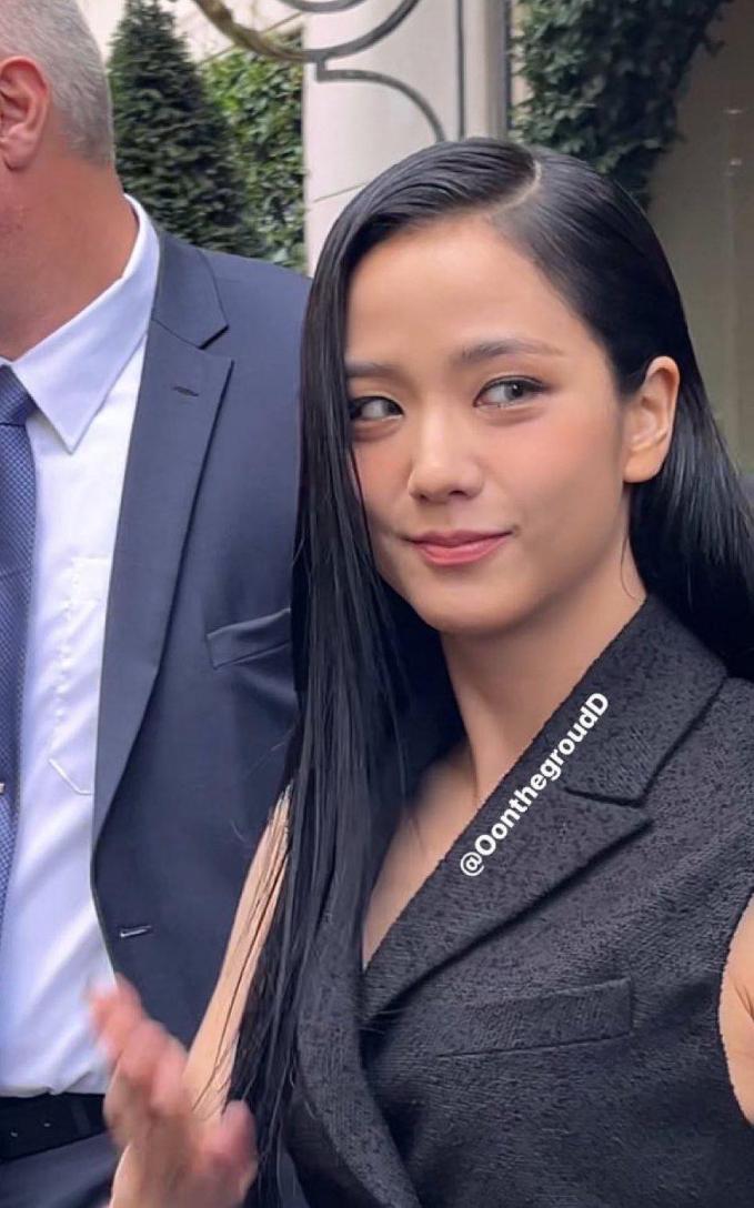 Jisoo (BLACKPINK) bị dìm thê thảm trong ảnh chụp vội tại Paris Fashion Week, liệu có gây thất vọng qua clip cam thường?