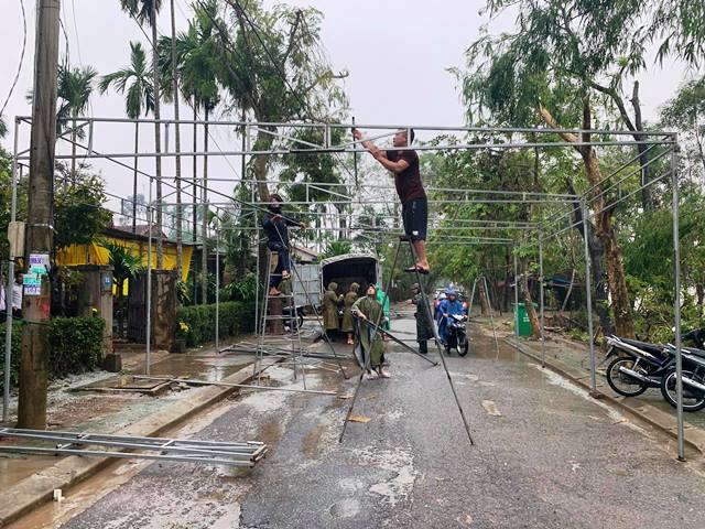 Hàng xốm và gia đình chuẩn bị làm tang lễ tiễn đưa ông Bình. Ảnh: Giáo dục & Thời đại