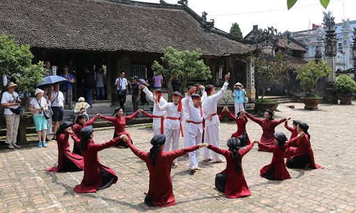   Trình diễn hát Xoan tại đình Hùng Lô. (Nguồn: baophutho.vn)  