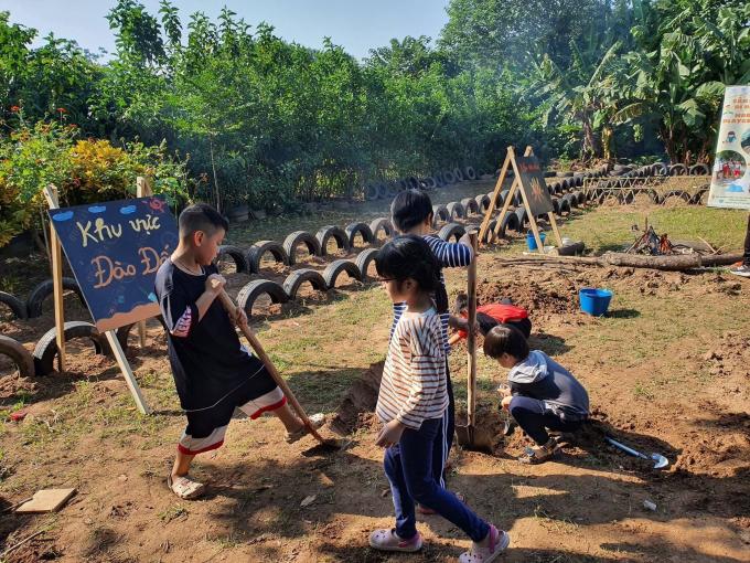 Qua việc đào bới, xây đắp cũng góp phần thỏa mãn tính thích khám phá, kích thích sự sáng tạo của các em.