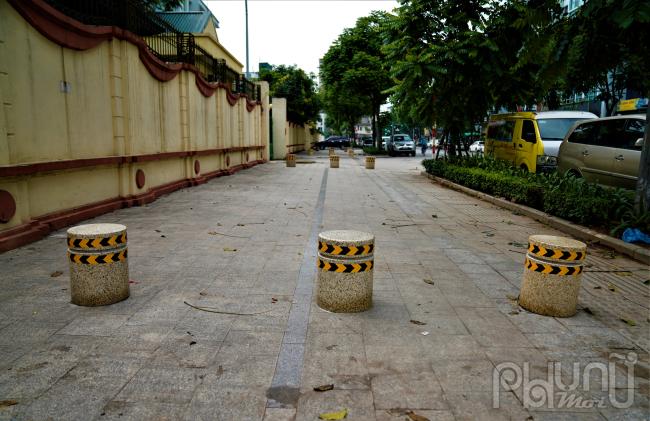 Sau khi lắp đặt các trụ đá vỉa hè tại phố Lê Trọng Tấn đã thông thoáng hơn.