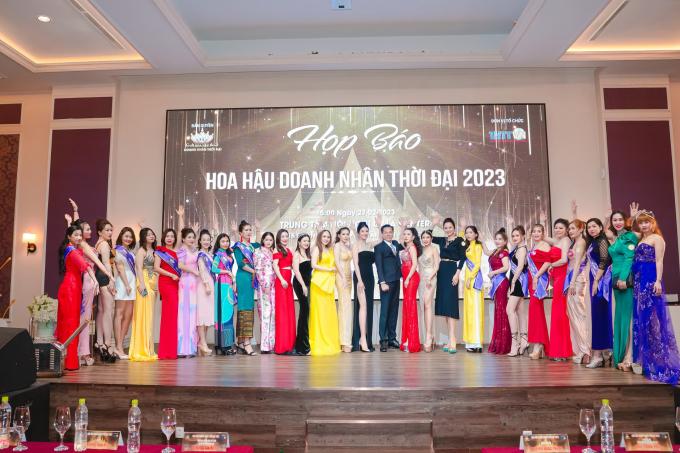   Các nữ doanh nhân nhận sash, chính thức trở thành thí sinh Hoa hậu Doanh nhân thời đại 2023.  