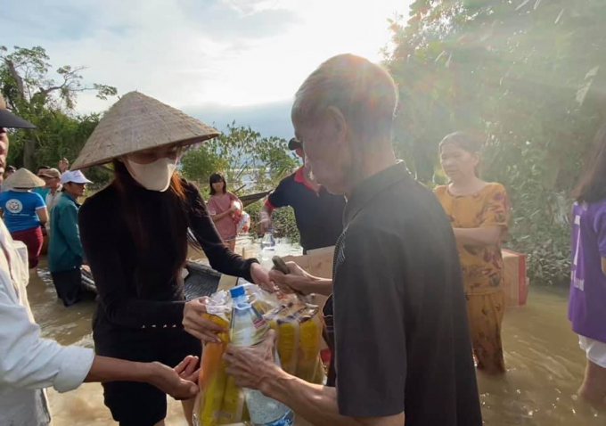   Ngày đầu cứu trợ, Thủy Tiên không ngại khó khăn dù điều kiện thiên nhiên khắc nghiệt.  