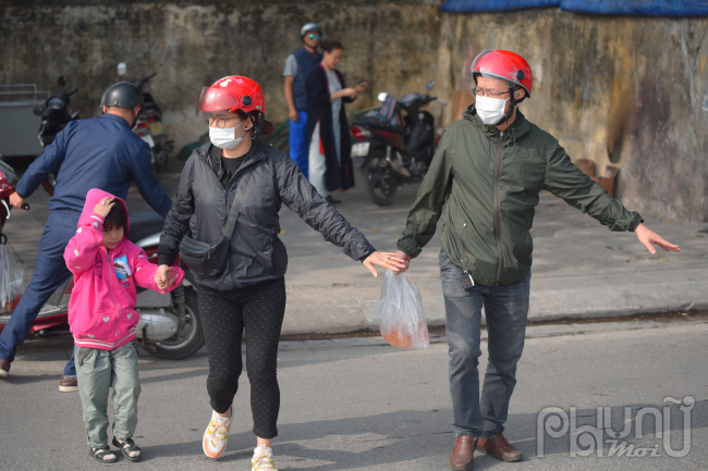 Càng về trưa càng nhiều người dân đến thả cá