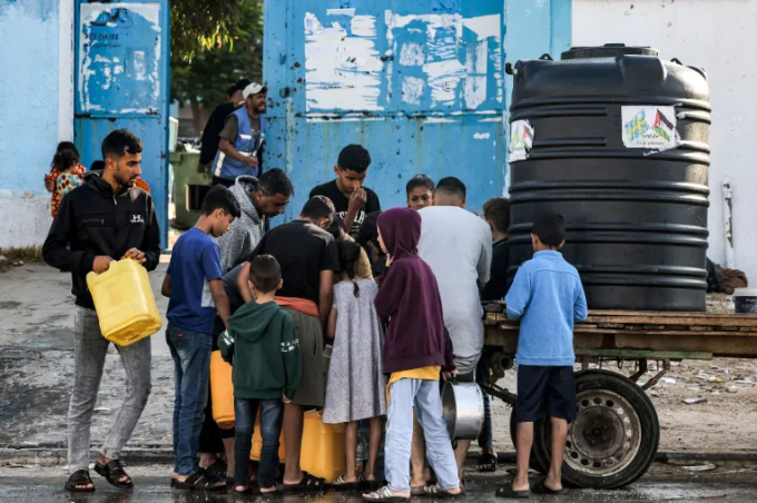 Người Palestine lấy nước trong bối cảnh xung đột Israel-Hamas đang diễn ra ở Dải Gaza. Ảnh: AFP