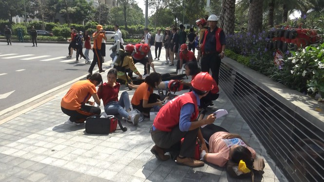 Thực hiện công tác cứu nạn những người bị thương trong đám cháy.