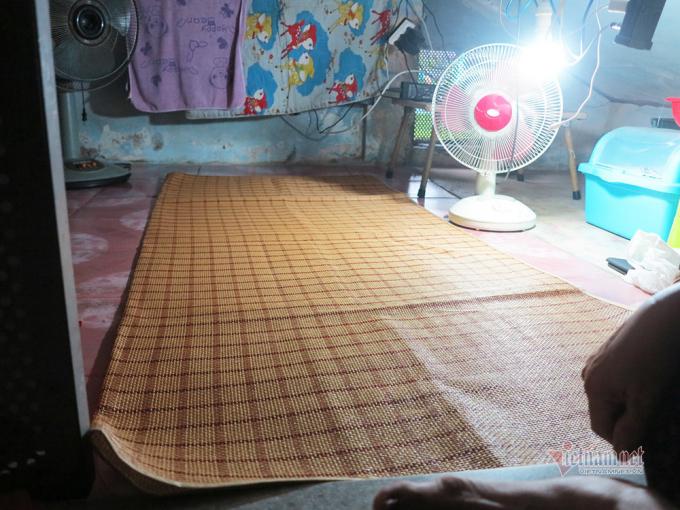 Cận cảnh bên trong căn nhà nhỏ gầm cầu thang. Cư xá Thanh Đa xây đã lâu, vì vậy, nhiều mảng tường ở cầu thang bị nứt, bong tróc.
