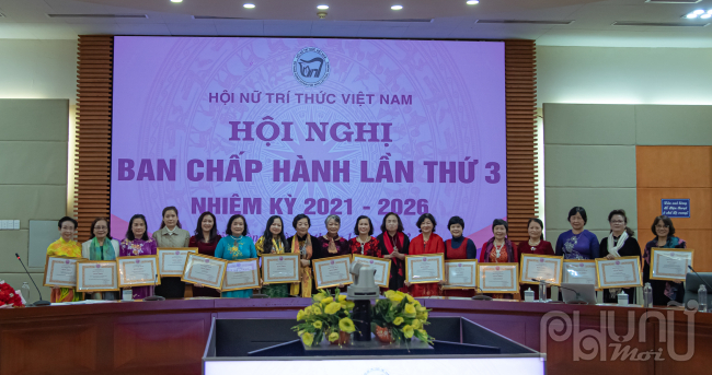 Lãnh đạo Hội tặng Bằng khen cho tập thể, cá nhân năm 2022.