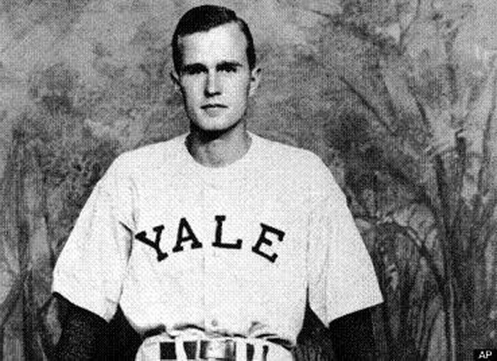 Cựu Tổng thống George H. W. Bush từng là sinh viên ĐH Yale. Ảnh: AP