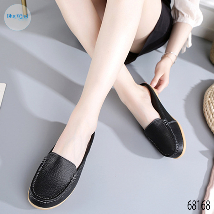   Giày slip-on da đế bệt đơn giản, tiện lợi trong các hoạt động ngày mưa gió.