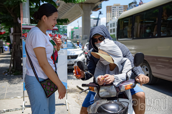 Bất kỳ ai đi qua khát nước cũng đều có thể lấy.