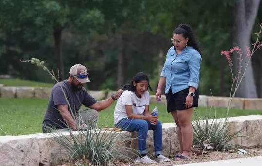   Một bé gái khóc sau vụ xả súng trưa ngày 24/5 (giờ Mỹ) ở trường tiểu học bang Texas. Ảnh: AFP/Getty Images  