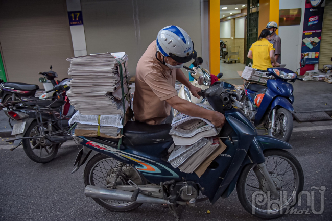 Hoài niệm xưa cũ trên những sạp báo giấy