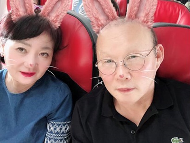 Một khoảnh khắc rất… cute của HLV Park Hang Seo và bà Choi Sang-ah.