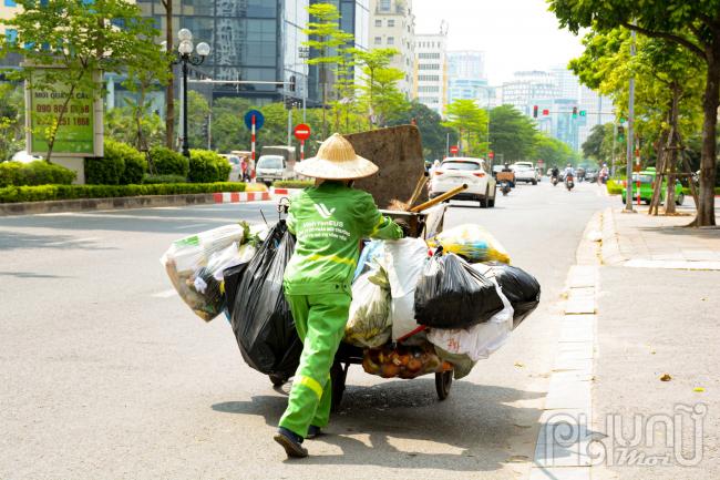 Người công nhân đi làm từ 2 giờ chiều vì đã  đến ca làm việc nên cô làm dần chứ đợi bớt nắng cô làm không kịp.