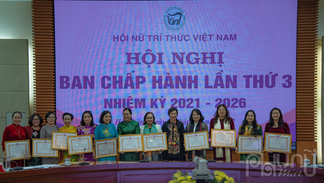 Lãnh đạo Hội tặng Bằng khen cho tập thể, cá nhân năm 2022.