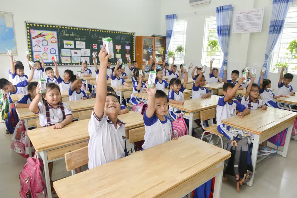   Các em học sinh trường Tiểu học Trang Tấn Khương, xã Long Thới, huyện Nhà Bè vui vẻ đón nhận những hộp sữa an toàn từ chương trình SHĐ.  