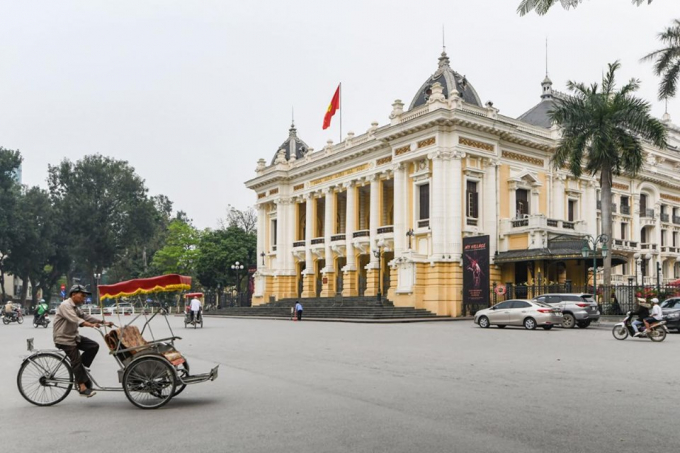   Hà Nội, Việt Nam. Từ thời điểm cách ly xã hội 20/3, do lượng giao thông và hoạt động sản xuất được giảm tải nên chất lượng không khí của thủ đô có cải thiện hơn so với tháng đầu năm. Theo số liệu của 9/10 trạm quan trắc môi trường ở Hà Nội ghi nhận ghi nhận, trong ngày 17/4 chất lượng không khí (AQI) luôn ở mức trung bình và 3 trạm ở mức tốt. Ảnh 1 là ảnh Nhà Hát lớn khi AQI mức xấu (17/12/2019) và ảnh 2 là khi đường phố thưa thớt người qua lại (31/3/2020). Ảnh: Ngọc Thành - Kiều Dương.  