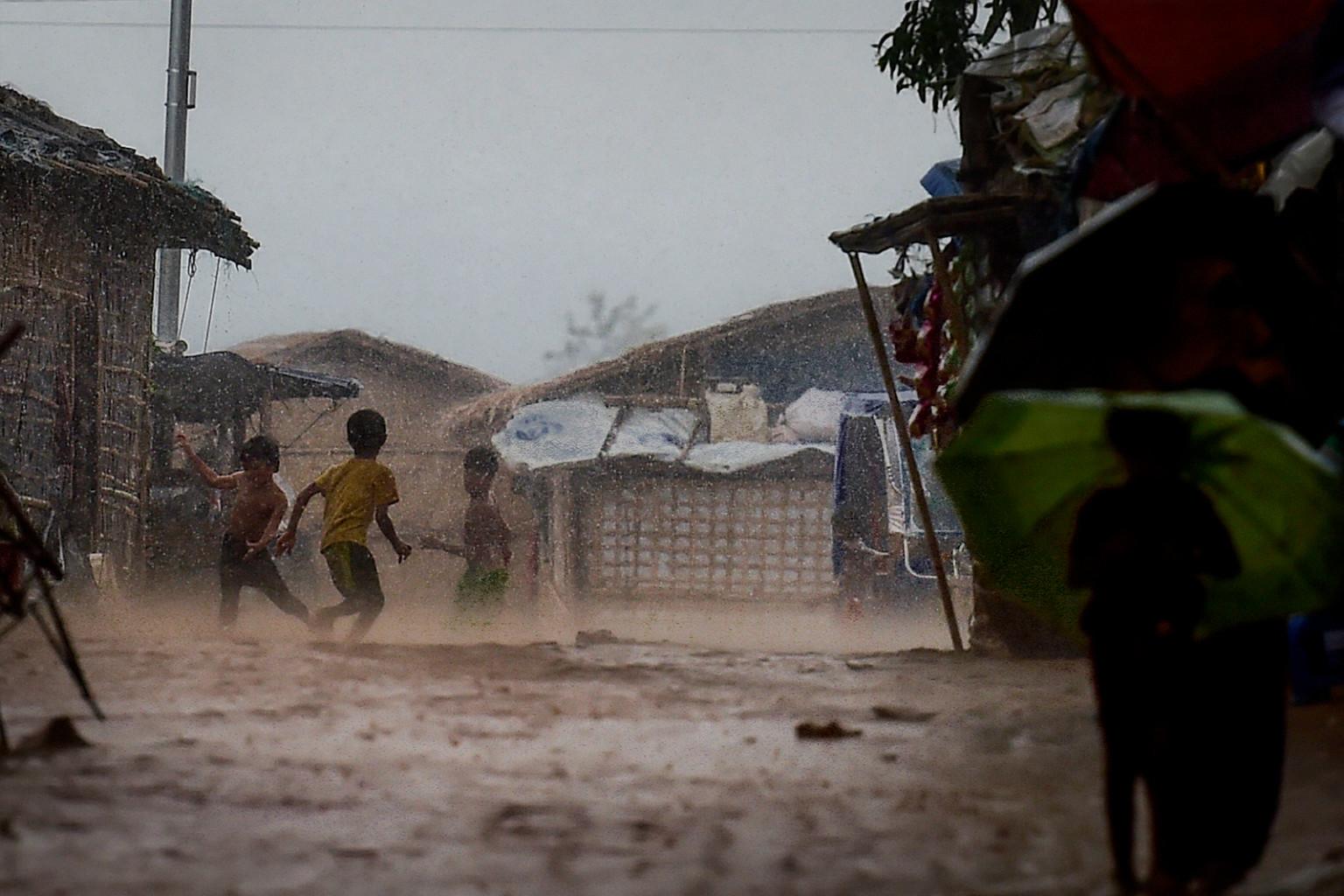 Trẻ em tị nạn Rohingya chơi trong mưa gió mùa tại trại tị nạn Kutupalong ở Bangladesh vào ngày 23 tháng 7.