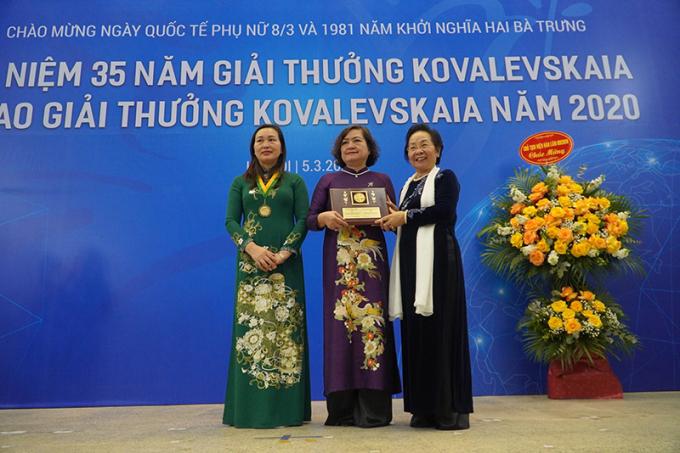 Nguyên Phó Chủ tịch nước Nguyễn Thị Doan trao Giải thưởng Kovalevskaia 2020 tặng Tập thể nữ Viện Hóa học các Hợp chất thiên nhiên