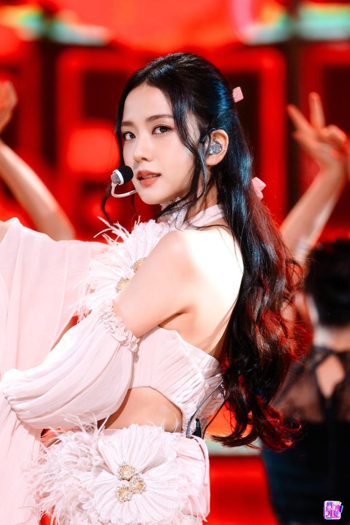 Chị cả Jisoo cũng quảng bá Flower trên sóng Inkigayo