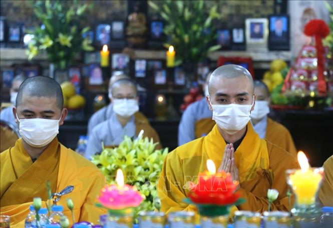 Các sư thầy làm lễ cầu an bên trong Chùa Phúc Khánh (quận Đống Đa, Hà Nội). Ảnh: Thành Đạt/TTXVN