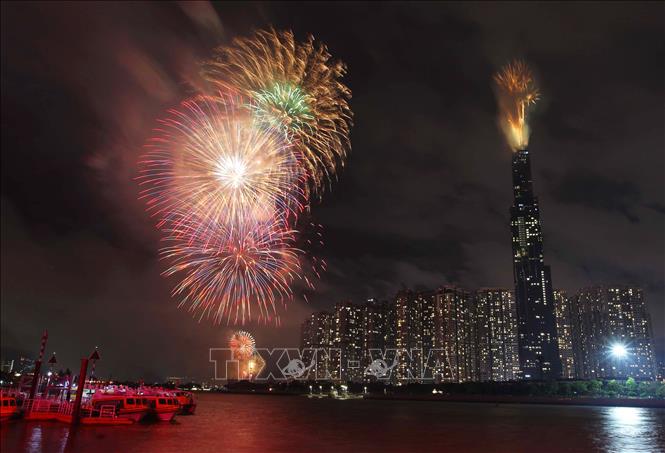 Điểm bắn pháo hoa nghệ thuật tầm cao ở tòa nhà Landmark (quận Bình Thạnh). Ảnh: TTXVN