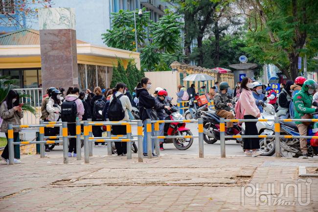 Rào chắn vỉa hè ngăn xe máy tại đường Hồ Tùng Mậu (Cầu Giấy, Hà Nội) trước cổng trường Đại học Thương mại.