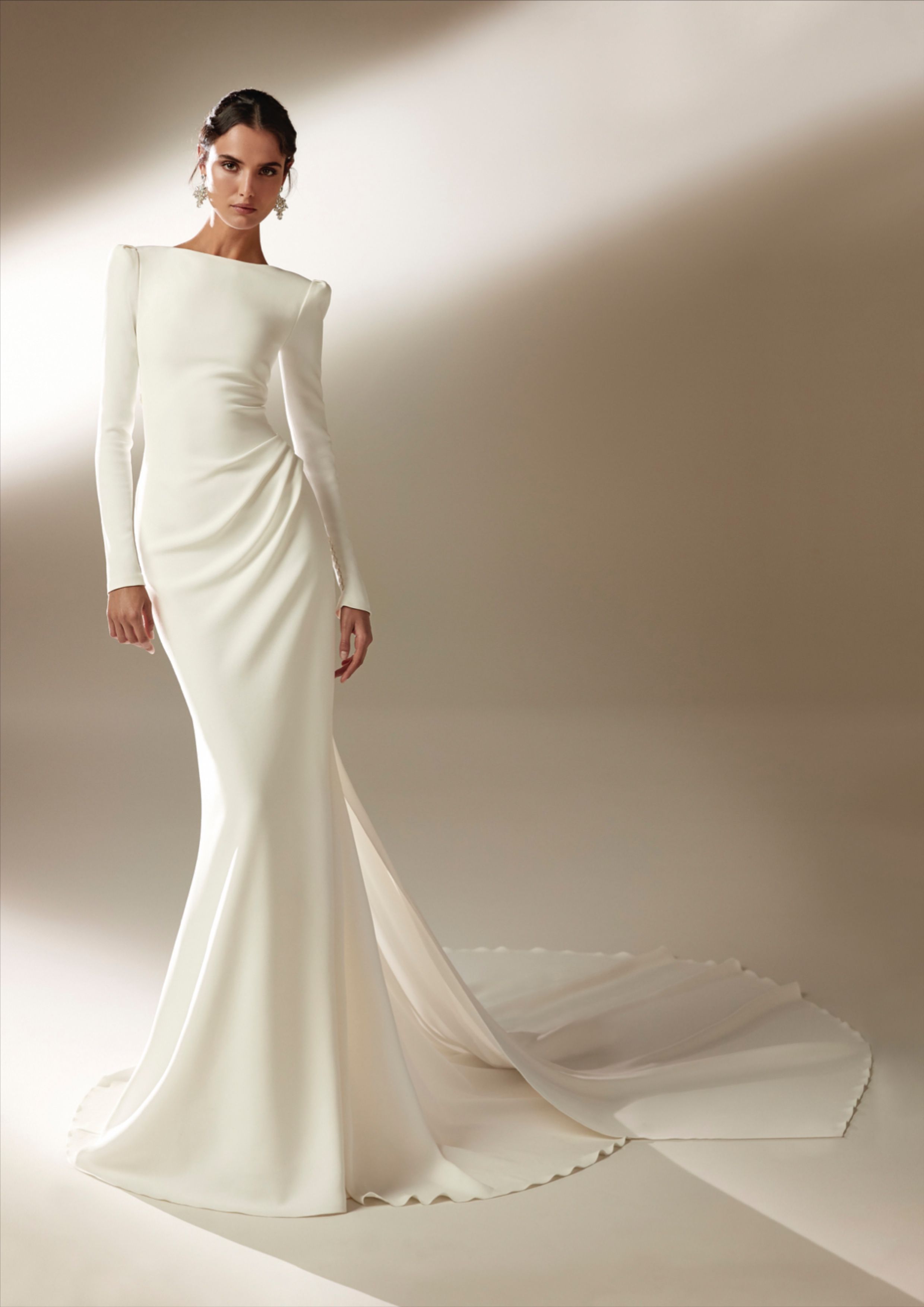 Ảnh trái:  Atelier Pronovias. Ảnh phải: Carolina Herrera