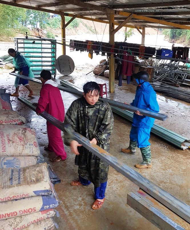 Thầy Bùi Quang Ngọc, Hiệu trưởng Trường Tiểu học Trà Leng cho hay: “Khối lượng công việc nhiều, ngày nào thầy cô cũng đổ ra lao động nhưng vẫn chưa xong. Tạm thời học sinh chưa xuống lớp được. Thầy cô ngày nào cũng ra lao động hết, để còn sớm hoàn thành để học sinh đến lớp”.