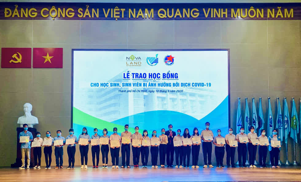   Đại diện Tập đoàn Novaland và đại diện Đại học Quốc gia TP HCM trao học bổng cho học sinh, sinh viên bị ảnh hưởng bởi dịch COVID-19.  