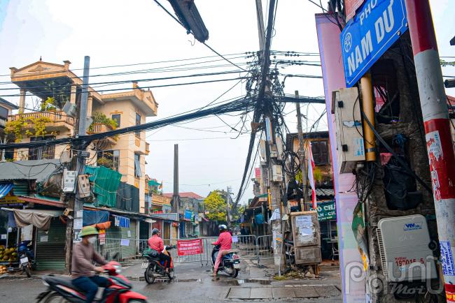 Chiều tối  2/11, lực lượng chức năng phường Lĩnh Nam, quận Hoàng Mai, Hà Nội đã dựng hàng rào chốt cứng tại khu vực ngã tư phố Nam Dư giao với đường Lĩnh Nam và rào chắn phía cuối đường Lĩnh Nam vì đây 