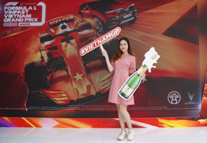 Người dân Sài Gòn hào hứng đua thử F1 tại Vietnam Motor Show