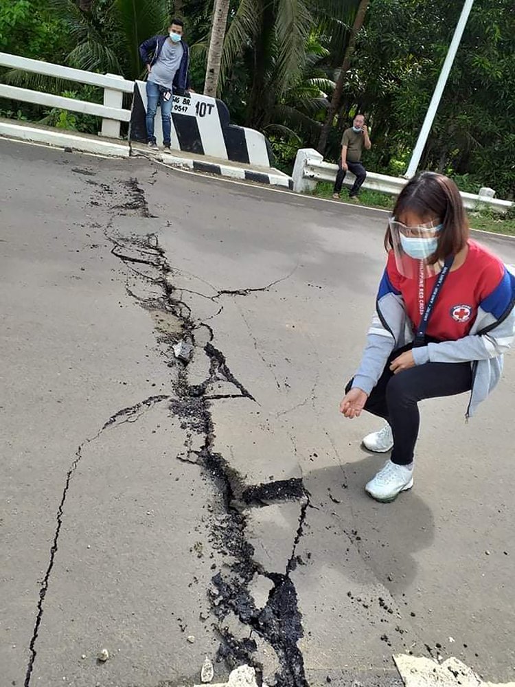   Tại thành phố Iloilo trên đảo Visayas, cách Masbate khoảng 400 km về phía tây nam, người dân đã phải rời khỏi nhà khi động đất diễn ra. Ảnh: AP.  