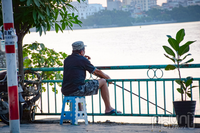 Cụ ông với thú vui ngồi câu cá, hút thuốc.