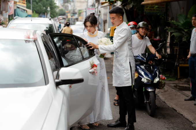 Ngọc Duyên - vợ của Trọng Huy sinh năm 1997 bằng tuổi với anh chàng, hiện đang làm việc ở Bình Dương