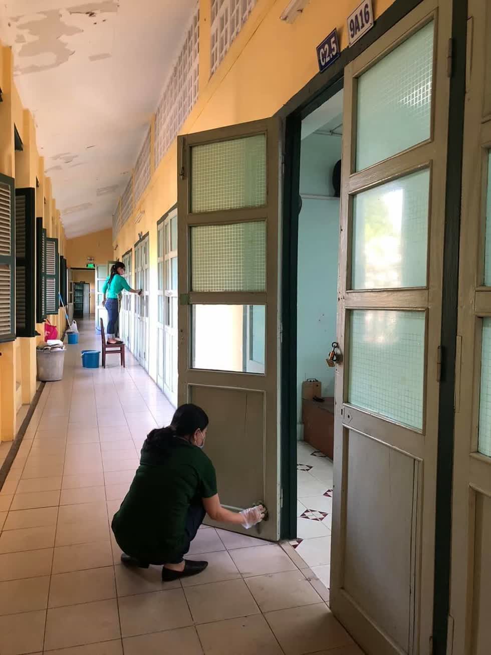 Lau dọn, khử trùng trường học phòng  dịch corona  - Ảnh: Huyền Thảo