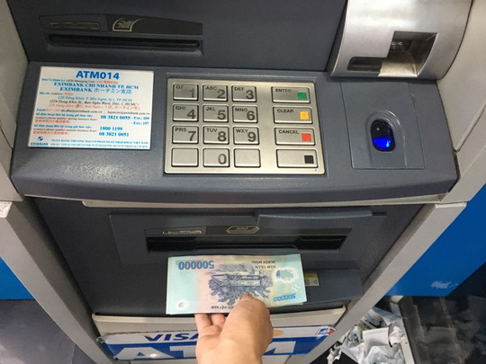 Giáo viên phải đi hàng chục km để rút tiền lương vì không có cây ATM. 