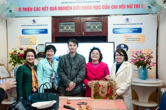 Nhóm các nhà khoa học tặng quà đầu năm cho Chi hội và trung tâm COSTAS