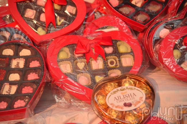 Cùng với hoa hồng, socola cũng là món quà không thể thiếu  trong ngày Valentine. Socola được gọi là 