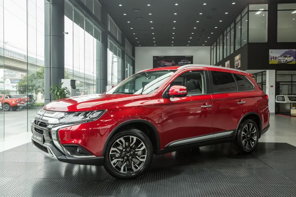 Hay Mitsubishi Outlander là các đối thủ của Hyundai Santa Fe trong phân khúc.